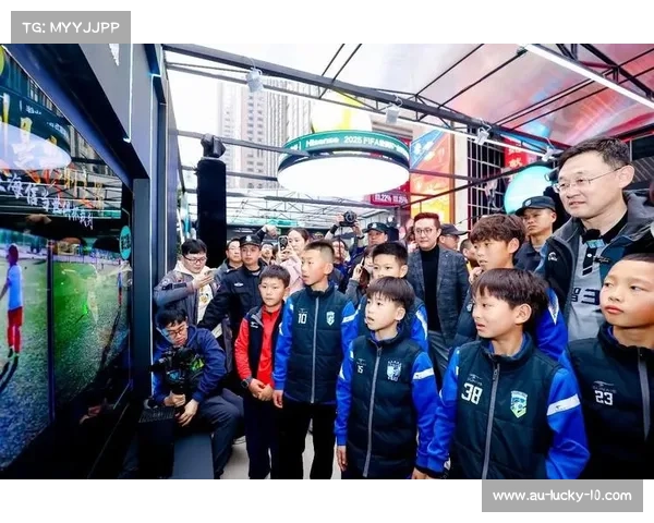 中国科技亮相世俱杯 海信VAR屏幕助力精准裁判判罚 中国科技亮相世俱杯 海信VAR屏幕助力精准裁判判罚